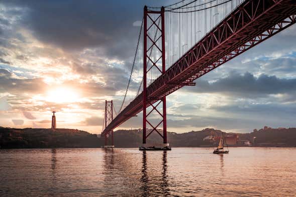 Giro in veliero al tramonto a Lisbona